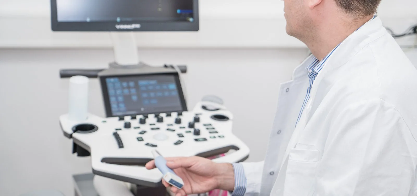 Rheumatologische Ultraschalluntersuchung in der Praxis am Donauufer