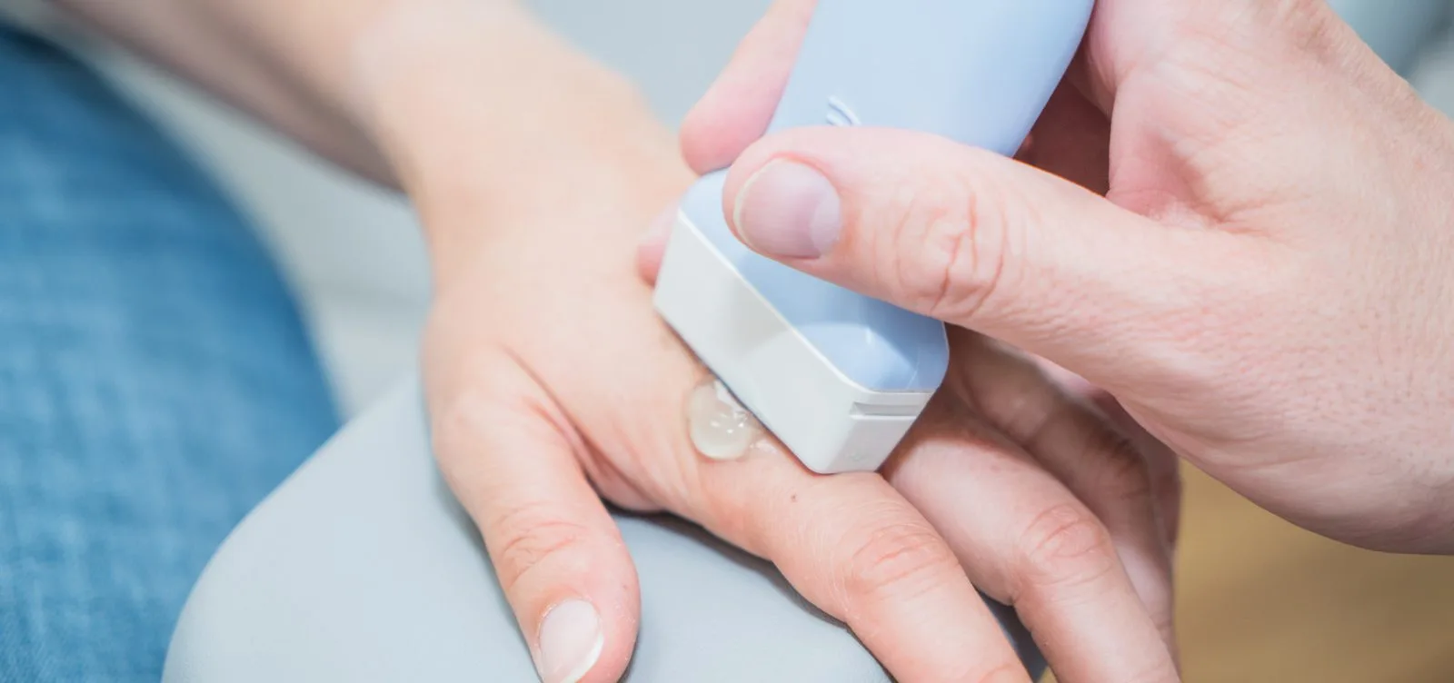 Ultraschalluntersuchung der Hand mit Schallkopf