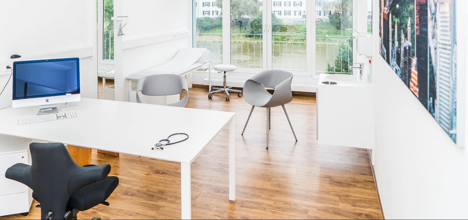 Behandlungszimmer der Praxis am Donauufer in Neu-Ulm mit Blick auf die Donau